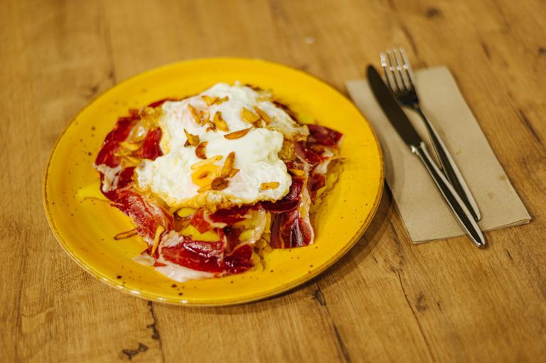 Huevos rotos de corral con jamón