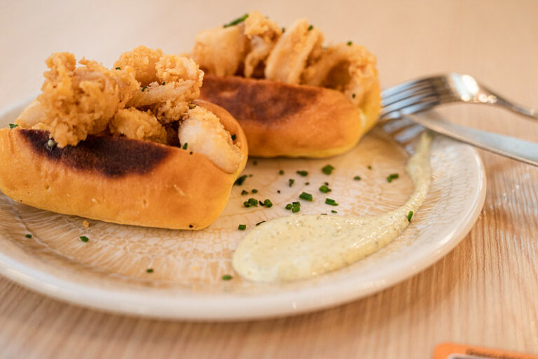 Mini bocata de calamares con mayonesa de wasabi o cilantro Cantina Sputnik Chamberí