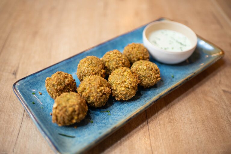 Falafel con salsa tzatziki